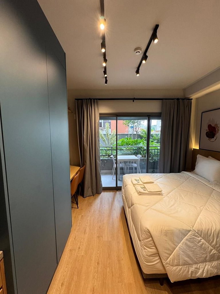 Studio terreo com varanda no Campo Belo