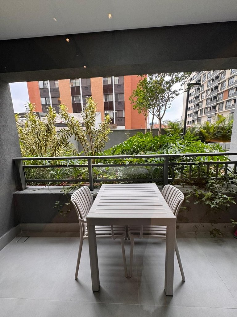 Studio terreo com varanda no Campo Belo