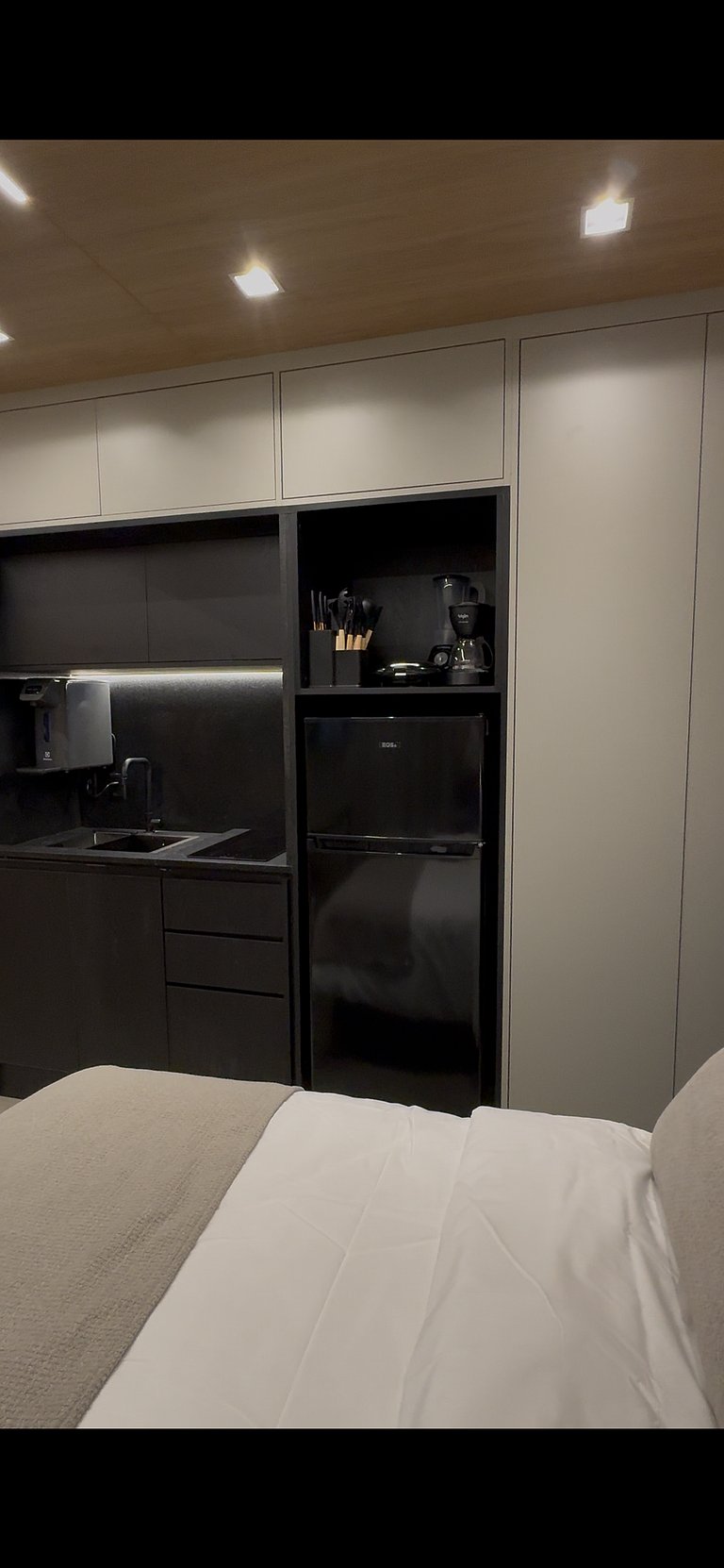 Studio completo em frente Metro Vila Madalena