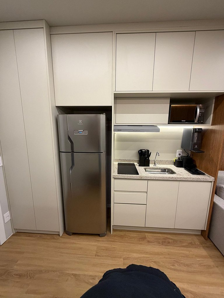 Studio no Paraíso com Sacada e Vista da Cidade