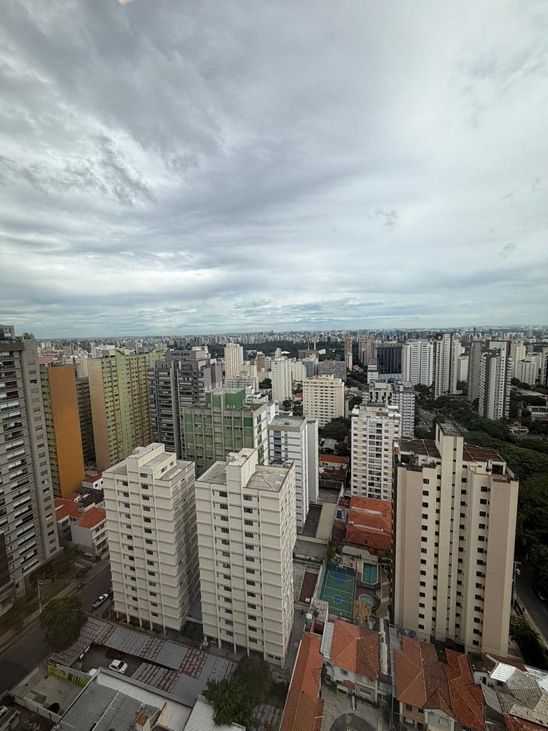 Studio no Paraíso com Sacada e Vista da Cidade