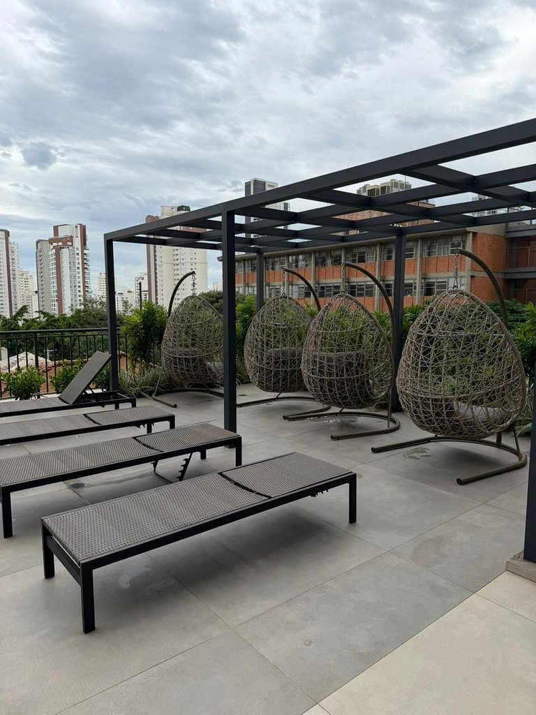 Studio no Paraíso com Sacada e Vista da Cidade