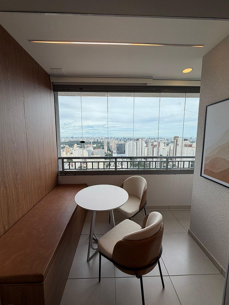Studio no Paraíso com Sacada e Vista da Cidade
