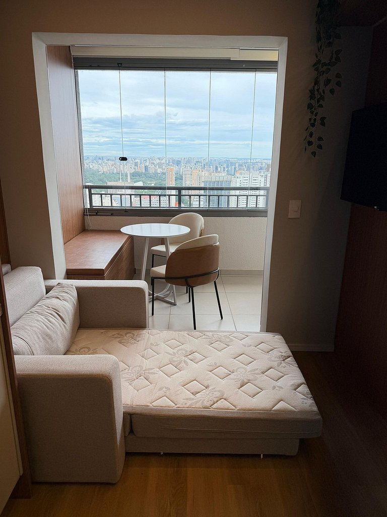 Studio no Paraíso com Sacada e Vista da Cidade