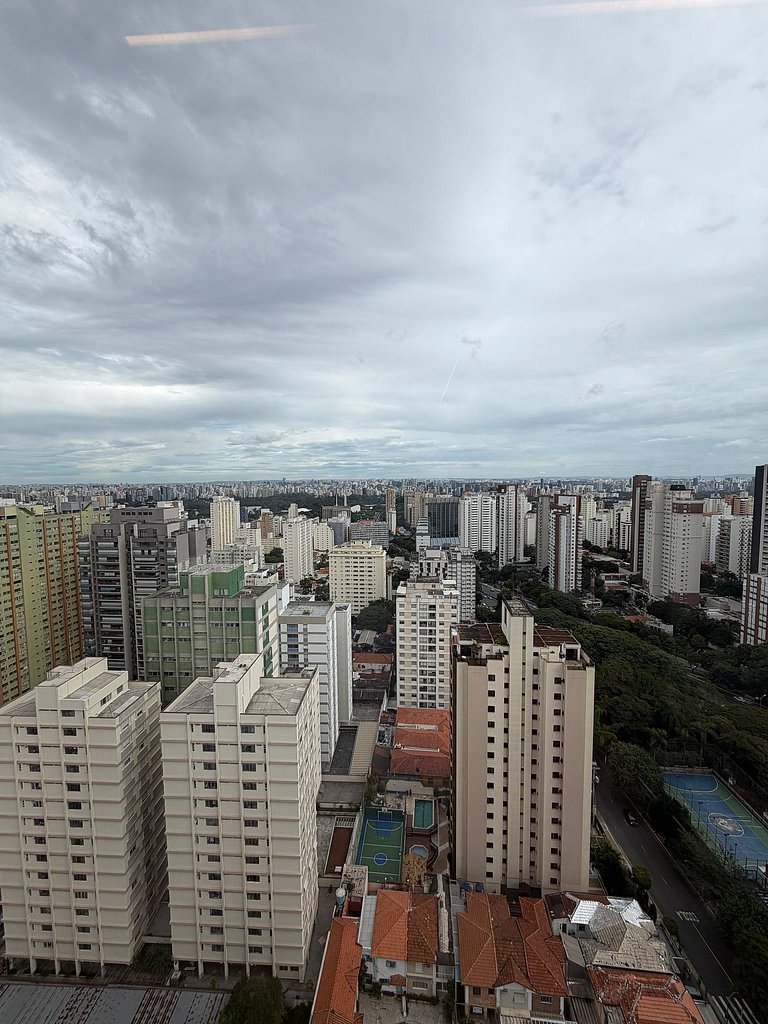 Studio no Paraíso com Sacada e Vista da Cidade