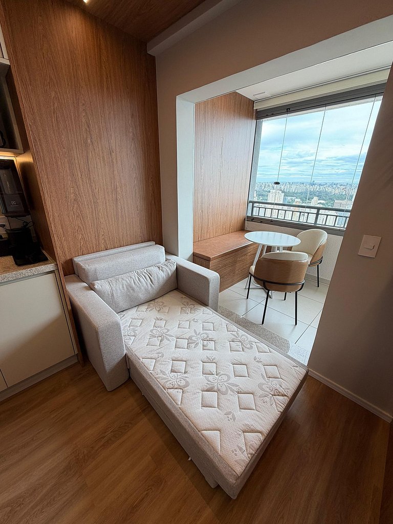 Studio no Paraíso com Sacada e Vista da Cidade