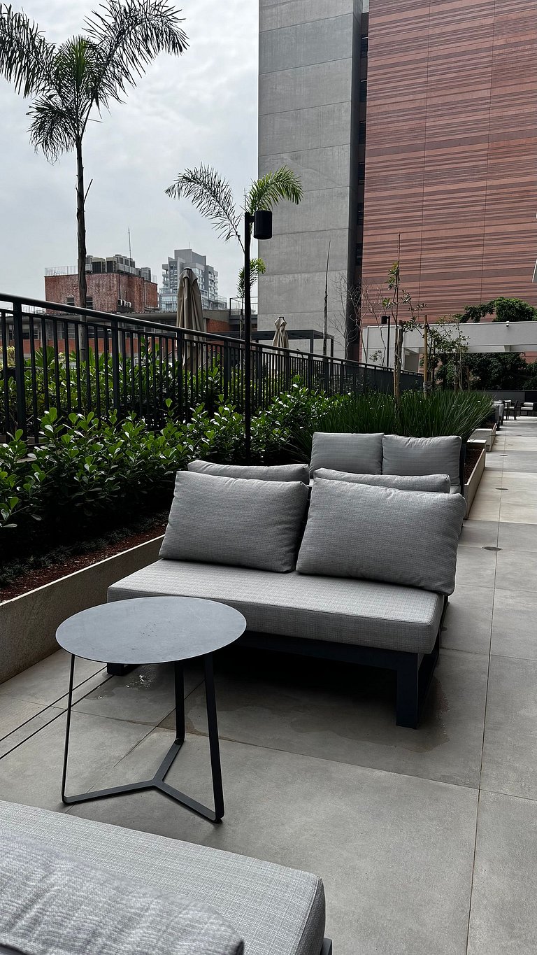 Studio no Paraíso com Sacada e Vista da Cidade