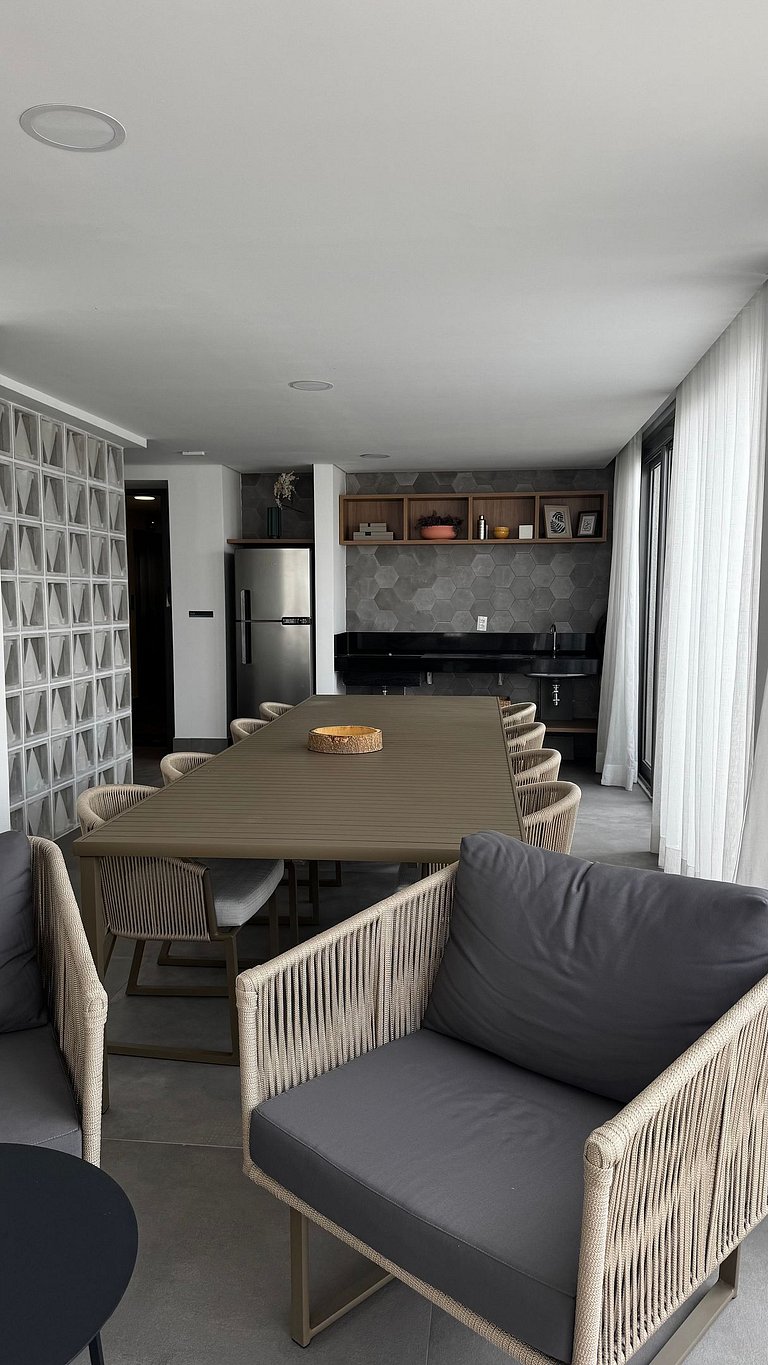 Studio no Paraíso com Sacada e Vista da Cidade