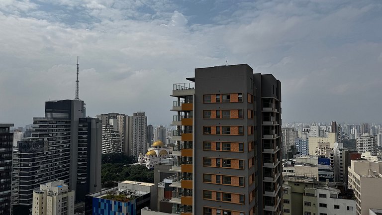 Studio no Paraíso com Sacada e Vista da Cidade