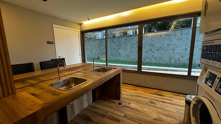 Studio moderno em frente ao metrô Vila Madalena